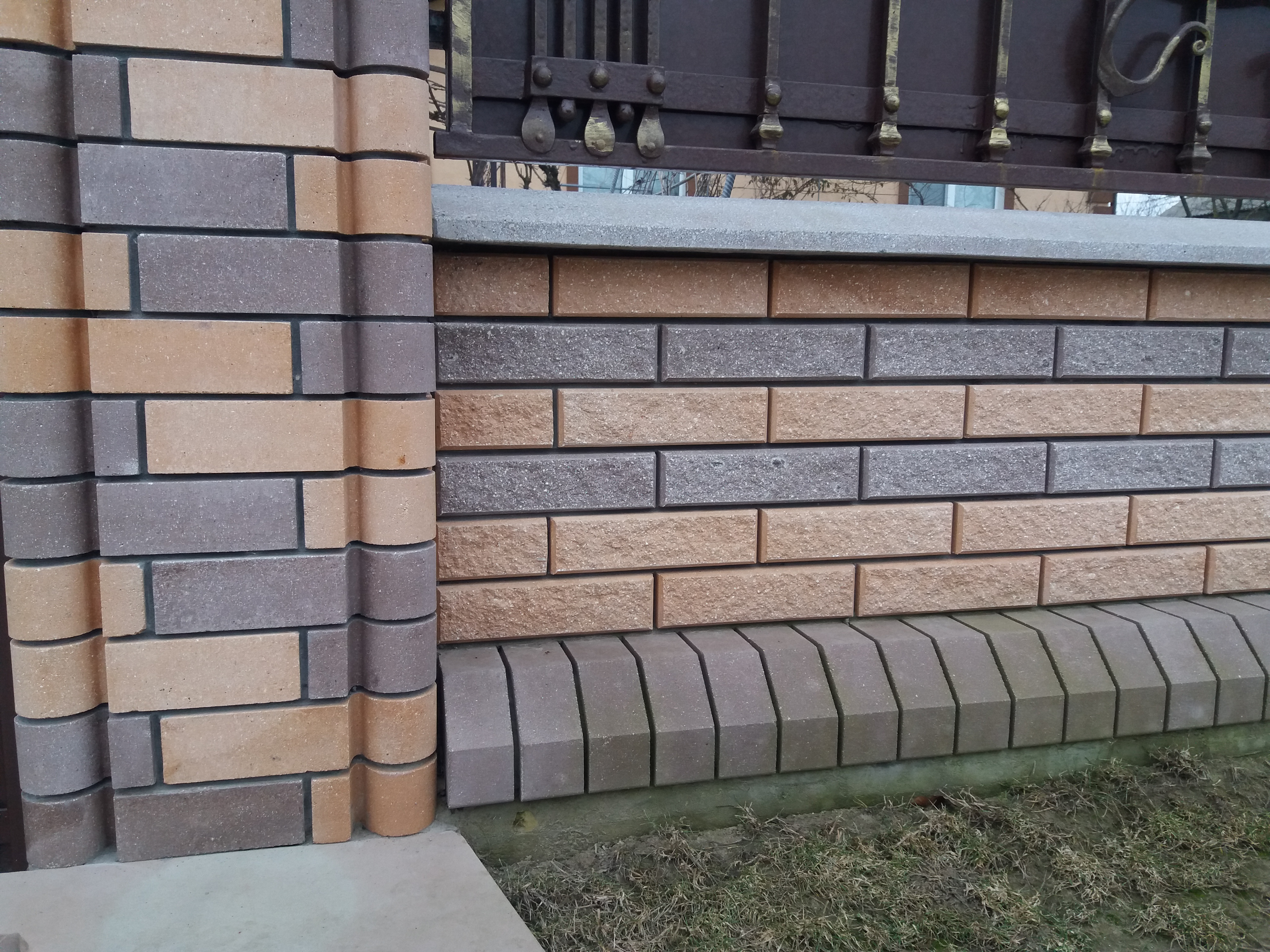 Паркан з цегли
