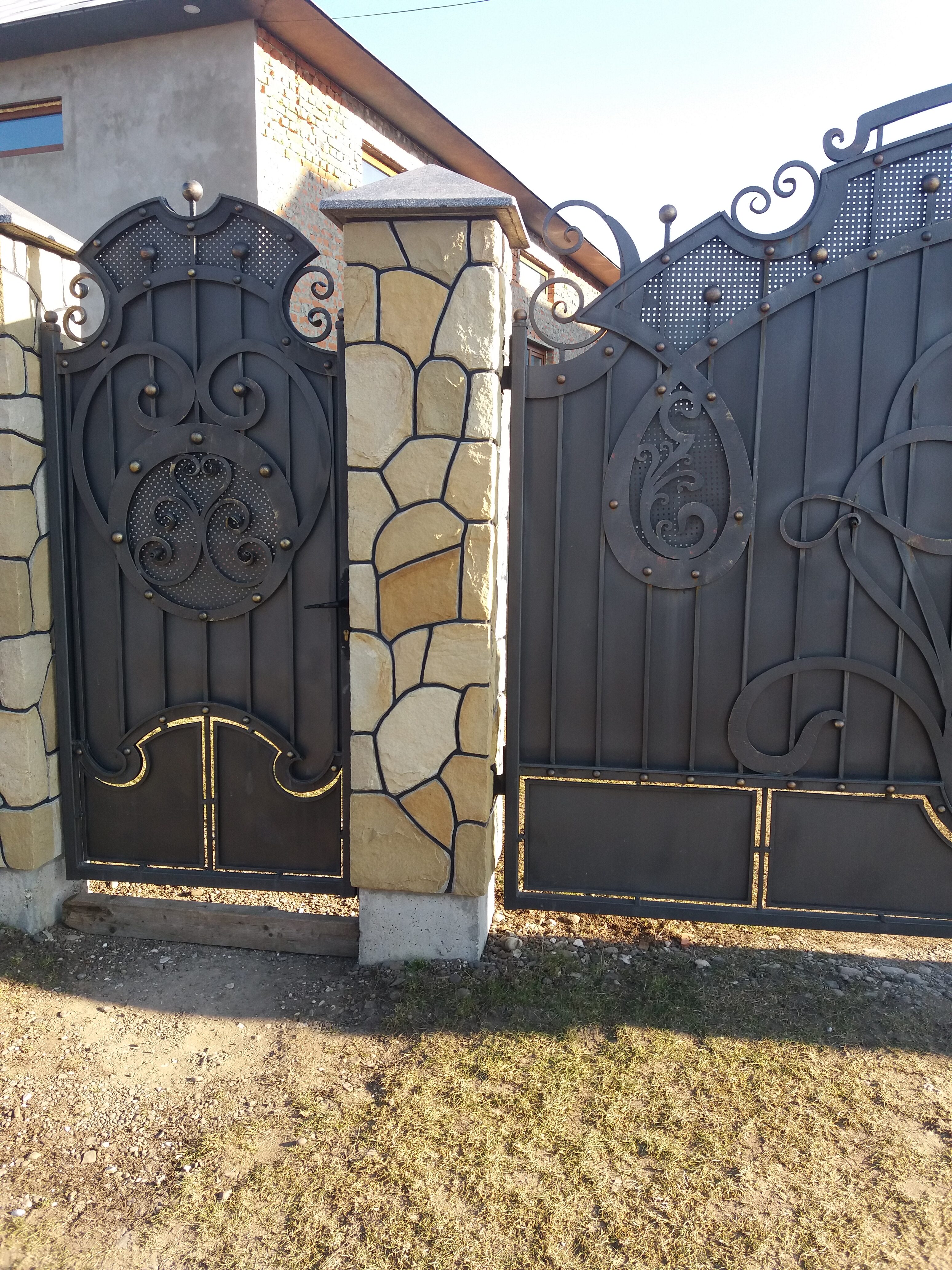 Паркан з натурального каменю