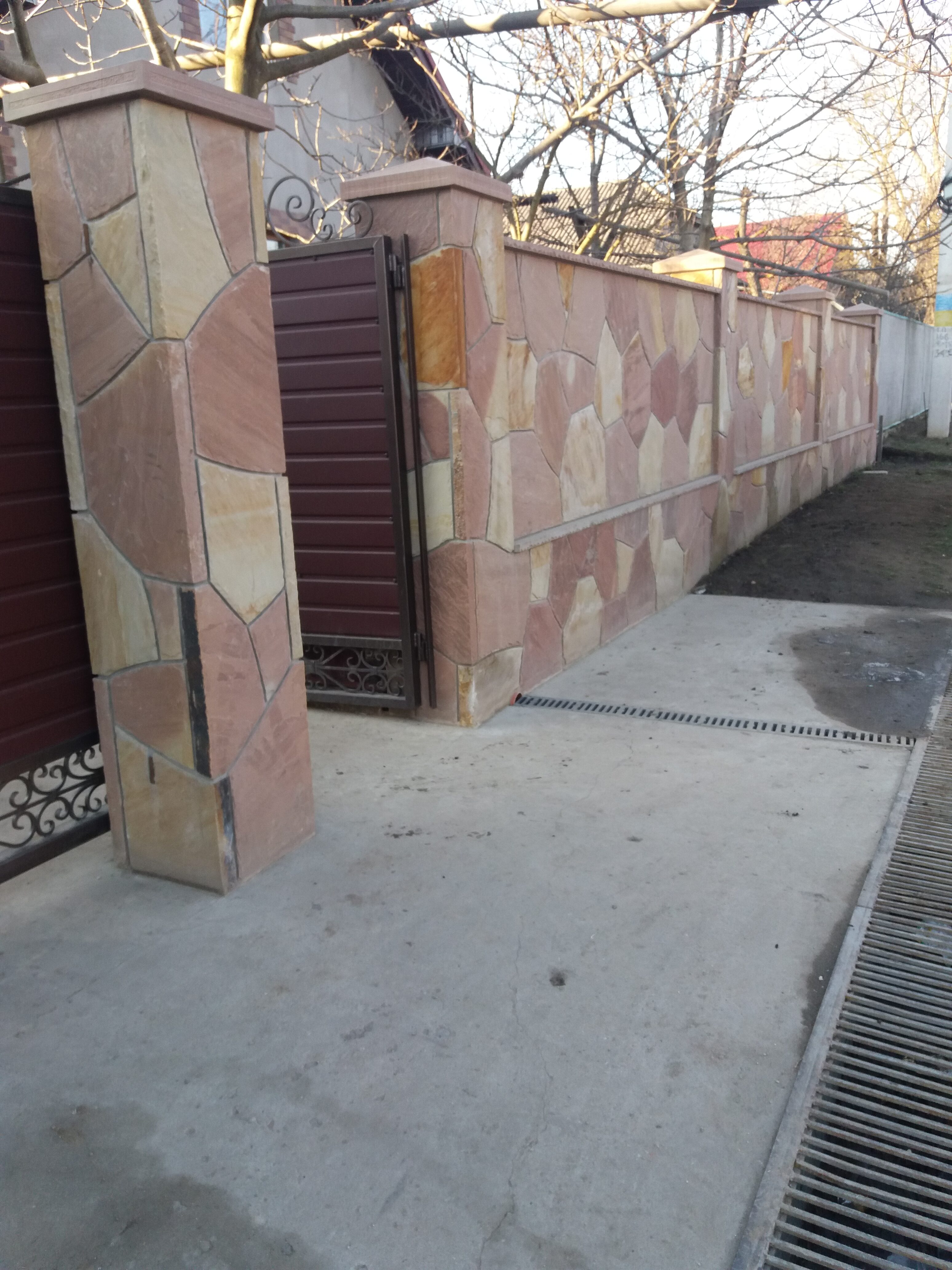 Паркан з натурального каменю