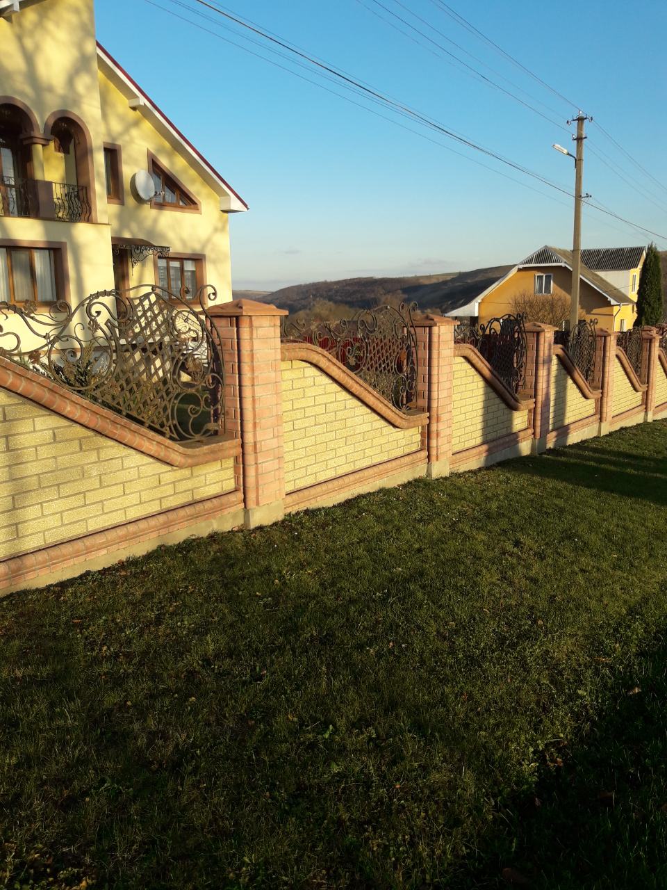 Паркан з цегли