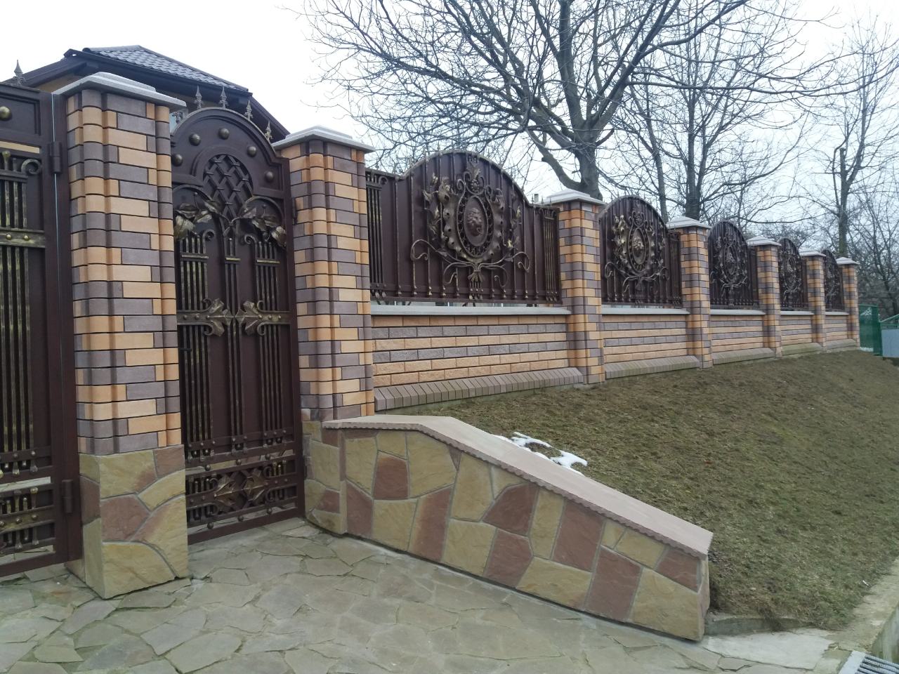 Паркан з цегли