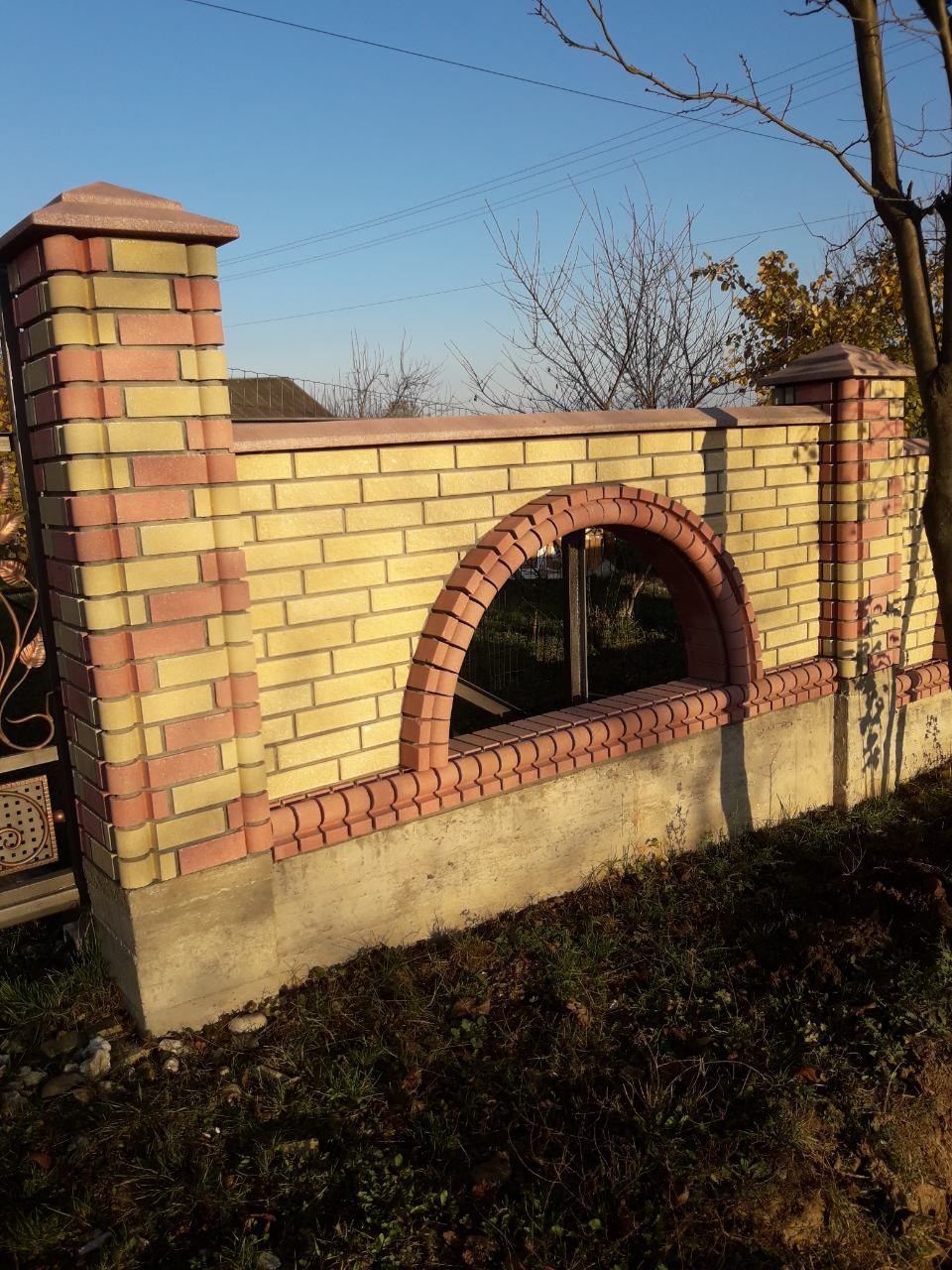 Паркан з цегли